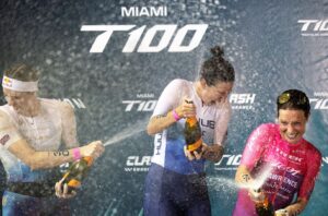 il podio femminile del T100 Miami 2024: tripletta britannica con trionfo per India Lee davanti a Lucy Charles-Barclay e Holly Lawrence