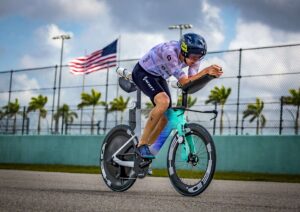 Magnus Ditlev impegnato nella frazione bike del T100 Miami 2024