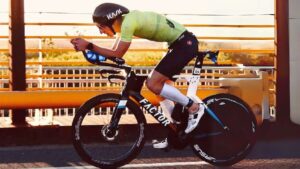 Michele Bortolamedi impegnato nella frazione bike dell'Ironman 70.3 Valencia 2024